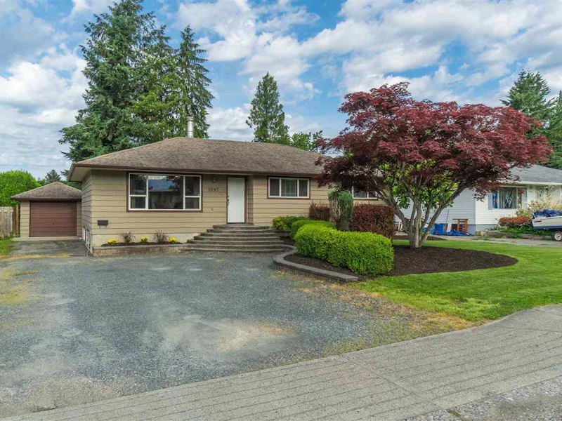 9697 Carleton Street, Chilliwack BC V2P 6E2