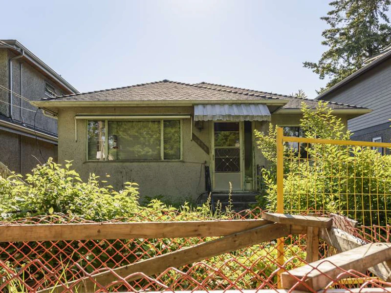 1 - 4859 Prince Edward Street, Vancouver BC V5V 3Z1