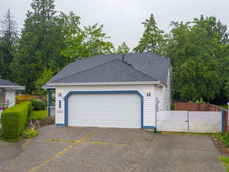 9689 151a Street, Surrey BC V3R 9Z4