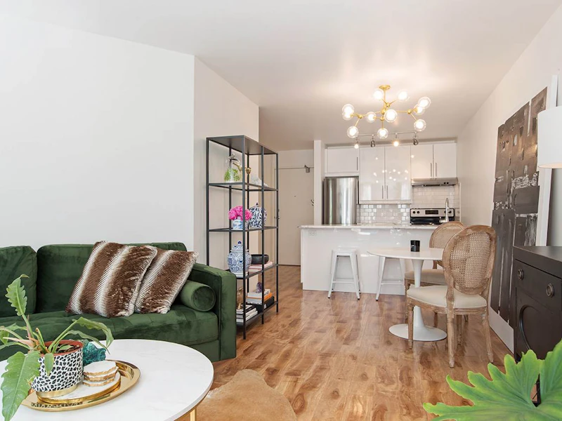 207 - 1333 Hornby Street, Vancouver BC V6Z 2C1