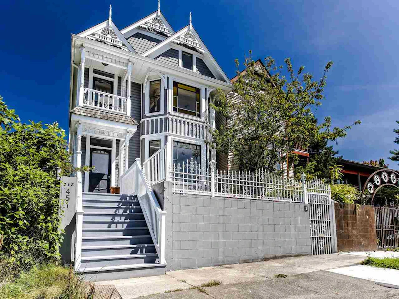 2 - 451 E Pender Street, Vancouver BC V6A 1V2