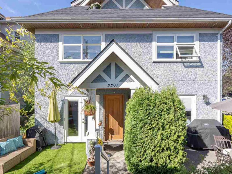 3207 Manitoba Street, Vancouver BC V5Y 3Z9