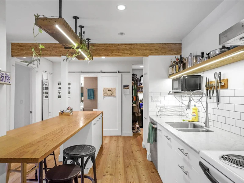 206 - 1484 Charles Street, Vancouver BC V5L 2S8