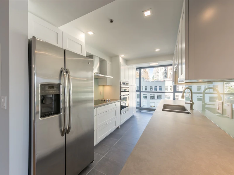 701 - 289 Drake Street, Vancouver BC V6B 5Z5