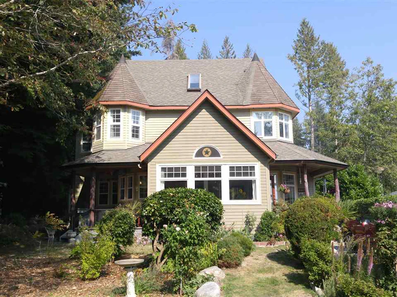 3252 Beach Avenue, Roberts Creek BC