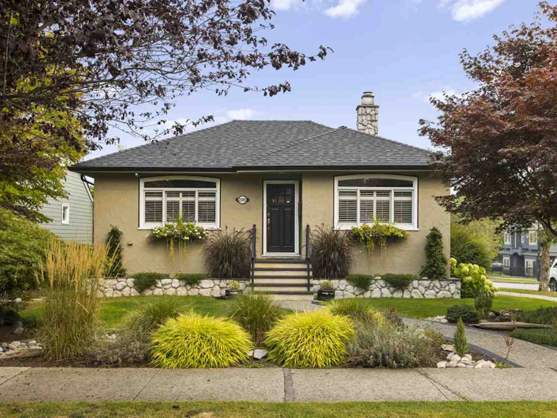 2595 Napier Street, Vancouver BC V5K 2W4