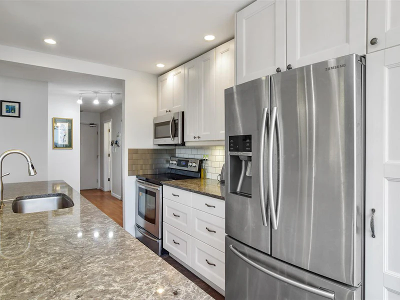 203 - 1420 E 8th Avenue, Vancouver BC V5N 1T4