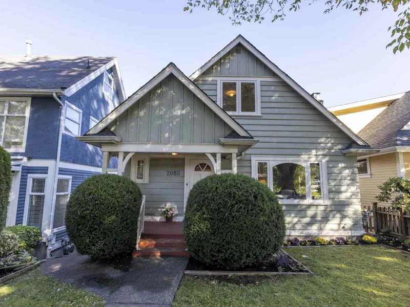 2085 Parker Street, Vancouver BC V5L 2L4