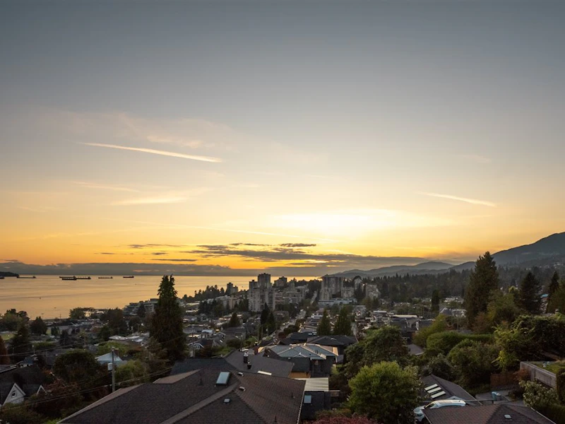 1035 Duchess Avenue, West Vancouver BC V7T 1G8