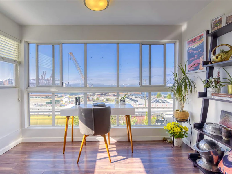 301 - 2211 Wall Street, Vancouver BC V5L 1G4