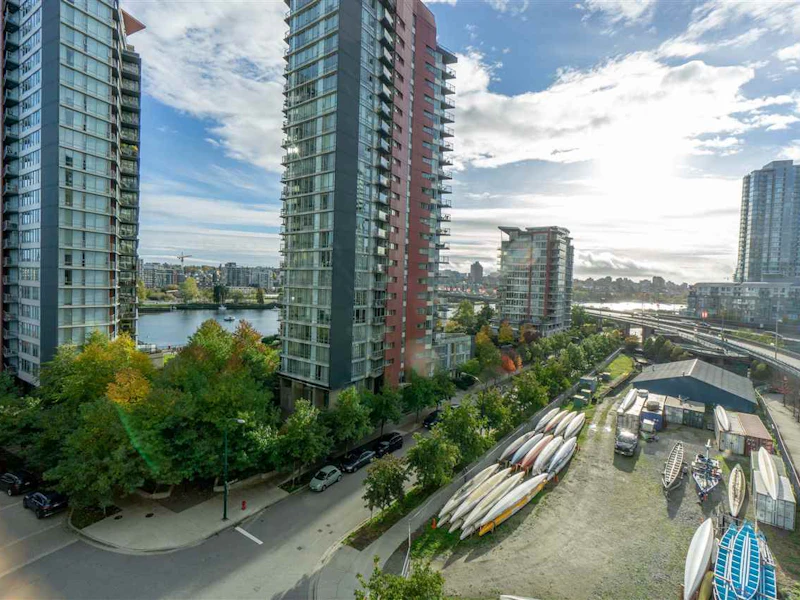 906 - 33 Smithe Street, Vancouver BC V6B 0B5