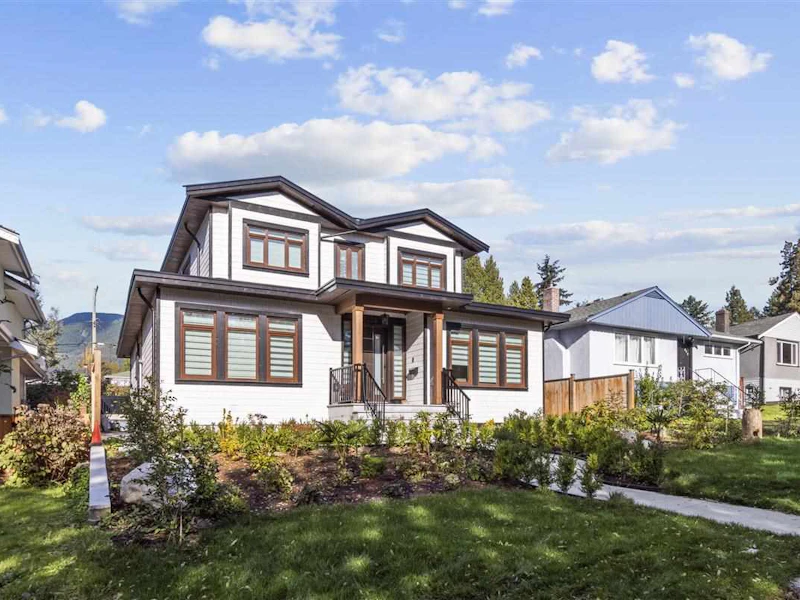 438 W 25th Street, North Vancouver BC V7N 2G2