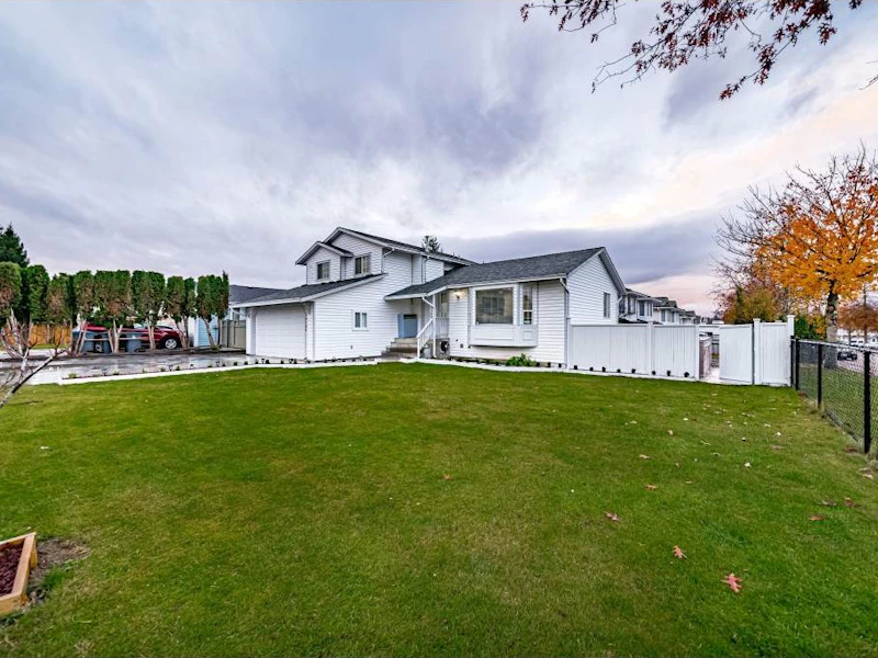 13389 82b Avenue, Surrey BC V3W 0H1