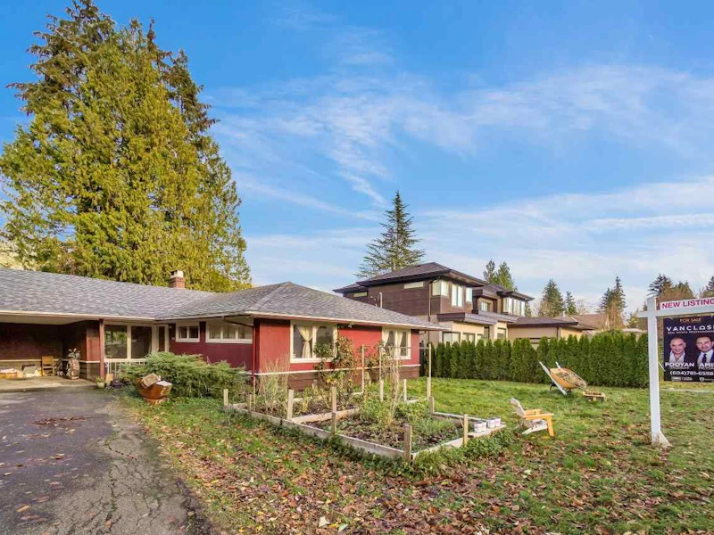 946 Glenora Avenue, North Vancouver BC V7R 1M3