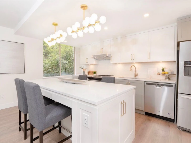 202 - 2020 Fullerton Avenue, North Vancouver BC V7P 3G3
