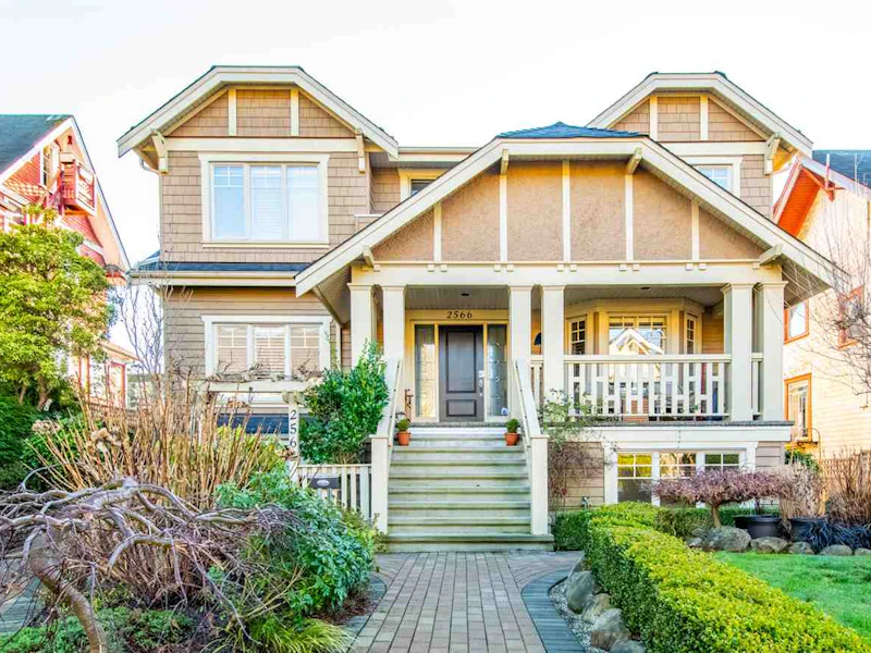 2566 W 3rd Avenue, Vancouver BC V6K 1M1