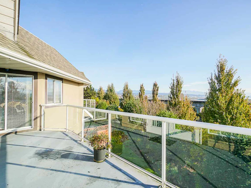 207 - 25 Richmond Street, New Westminster BC V3L 5P9
