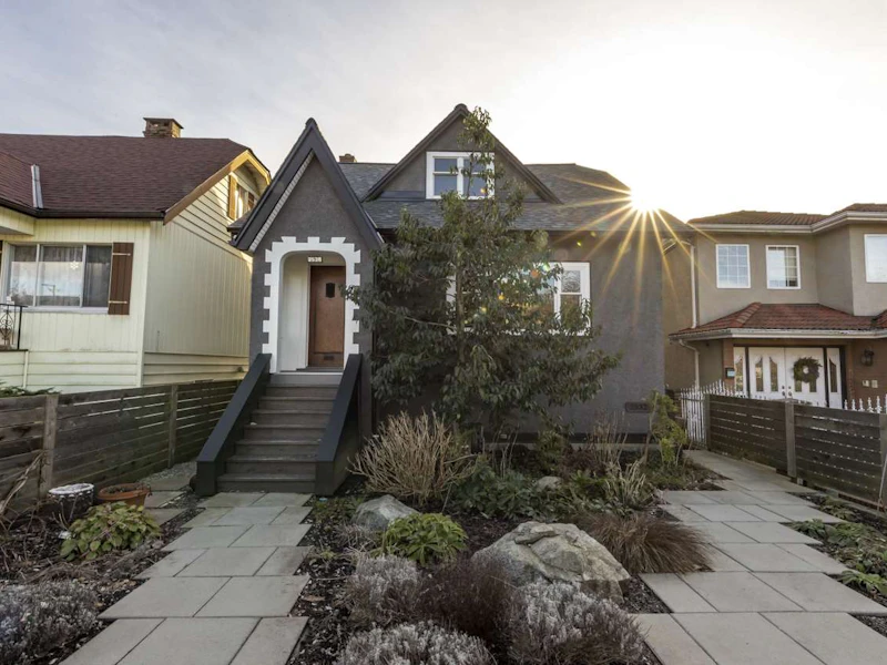 2536 E Pender Street, Vancouver BC V5K 2B5