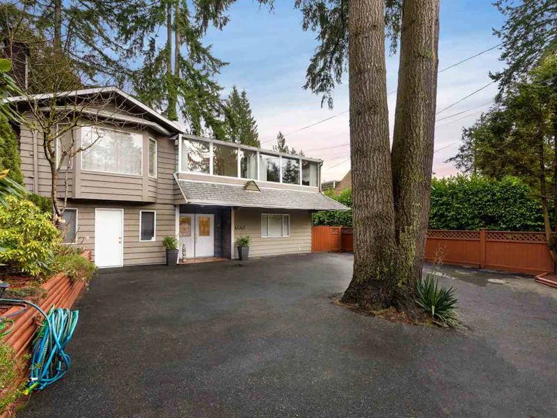 4040 Capilano Road, North Vancouver BC V7R 4J4