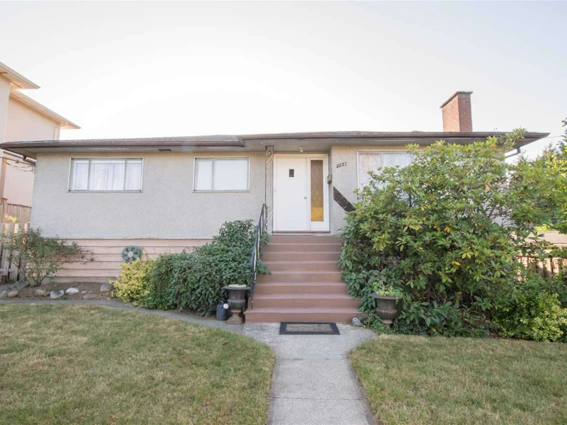5527 Sussex Avenue, Burnaby BC V5H 3B3
