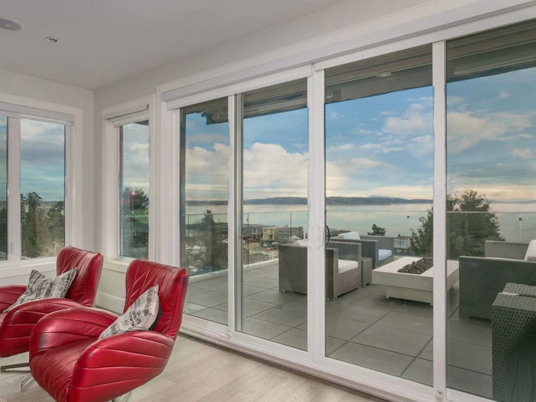 15539 Columbia Avenue, Surrey, BC, V4B 1K5