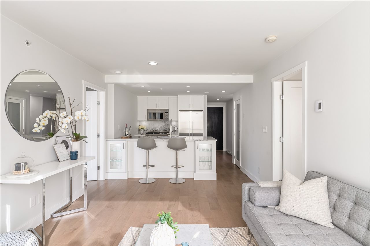 1006 928 Richards St  