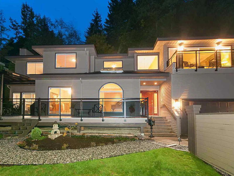 5263 Marine Drive, West Vancouver BC V7W 2P5