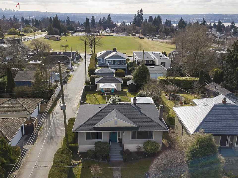 533 E 16th Street, North Vancouver BC V7L 2T7