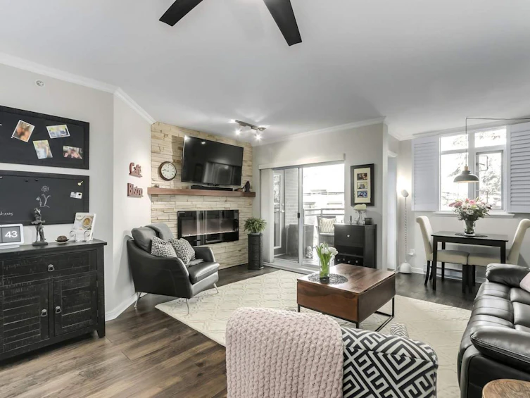 201-2665 W Broadway, Vancouver, BC, V6K 2G2