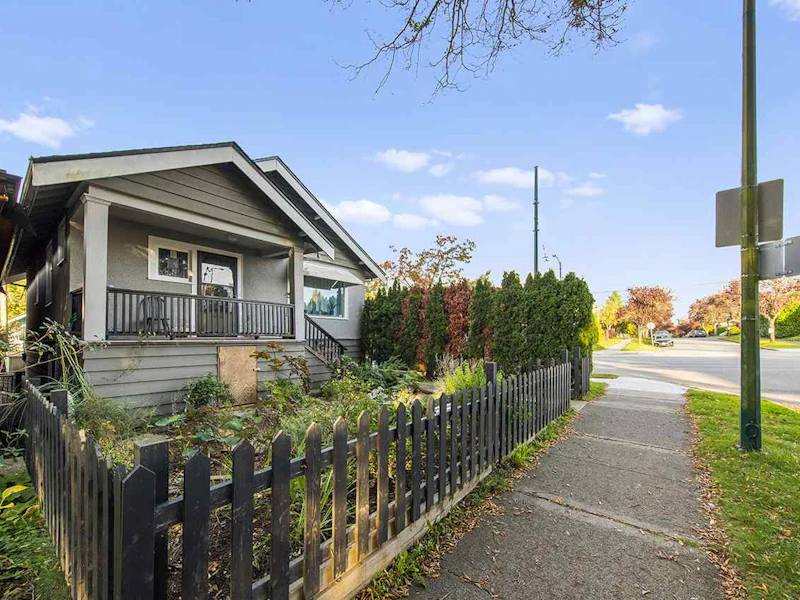 2351 Graveley Street, Vancouver BC V5L 3C3
