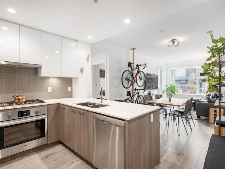 106-715 W 15th Street, North Vancouver, BC, V7M 1T2