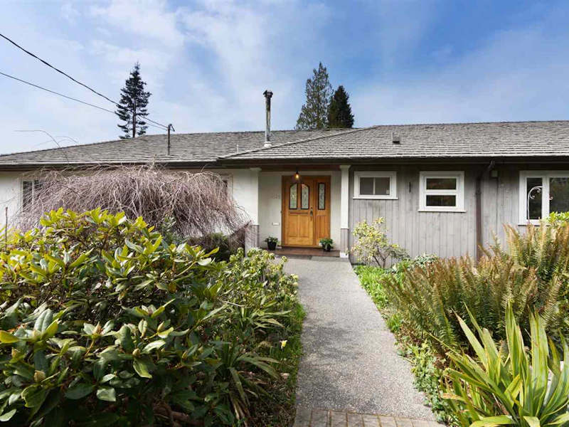 1045 20th Street, West Vancouver BC V7V 3Z3