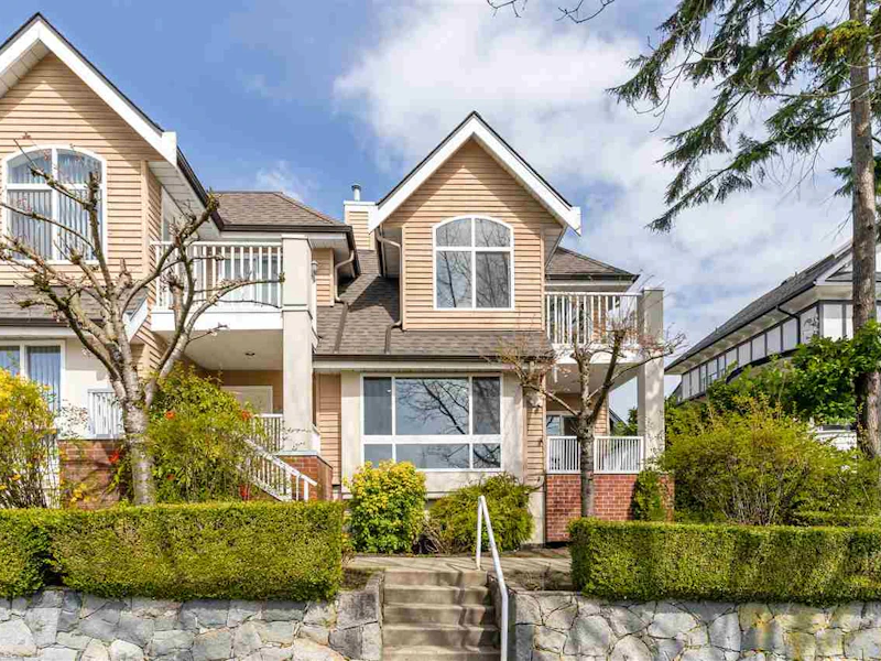 4 - 270 E Keith Road, North Vancouver BC V7L 1V5