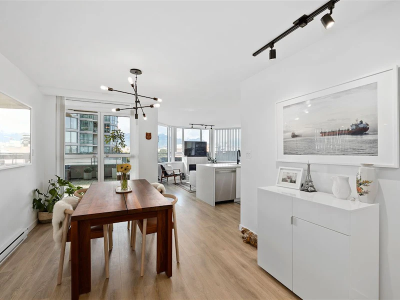 701 - 1128 Quebec Street, Vancouver BC V6A 4E1