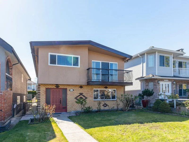 2240 Graveley Street, Vancouver BC V5L 3C2