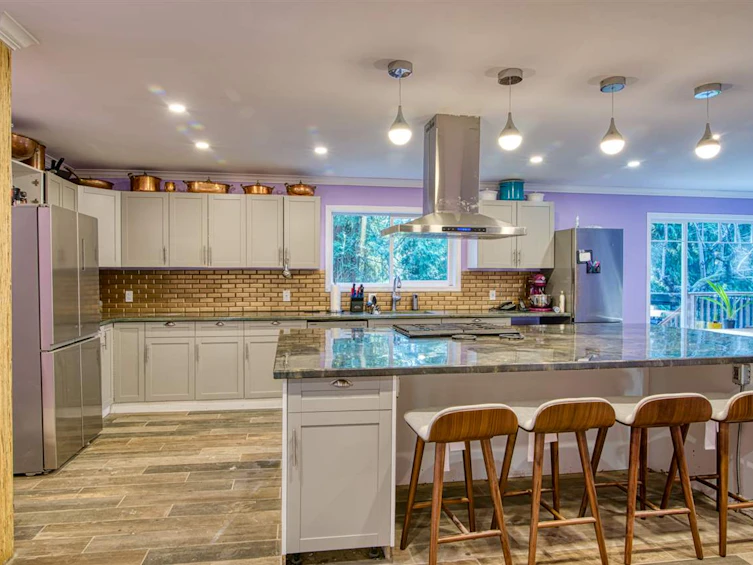 894 North Road, Gibsons, BC, V0N 1V7
