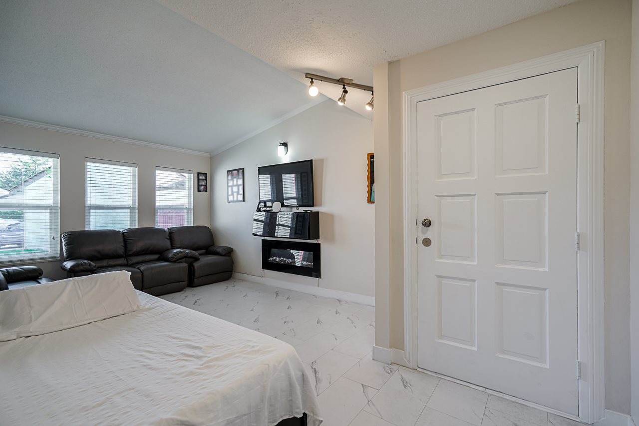 7371 128a Street, Surrey, BC, V3W 7G9
