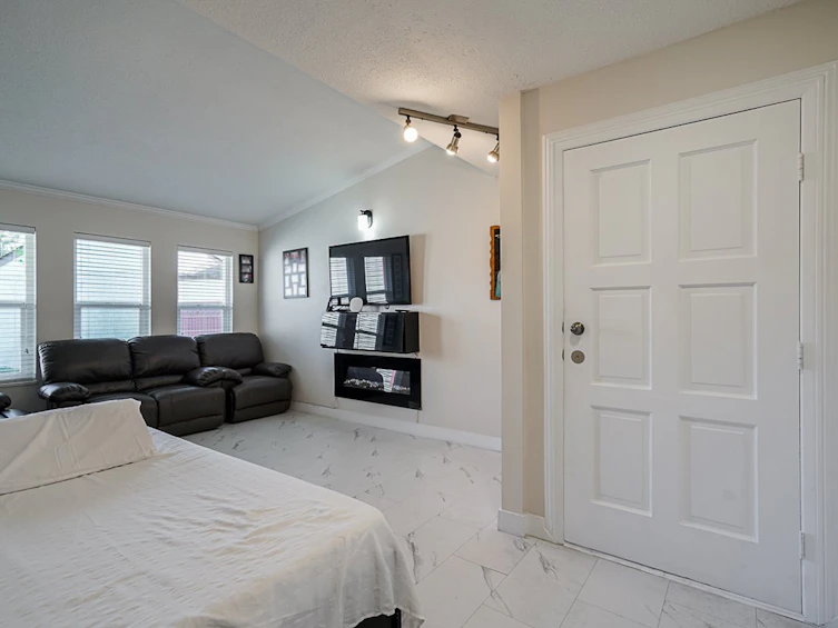 7371 128a Street, Surrey, BC, V3W 7G9