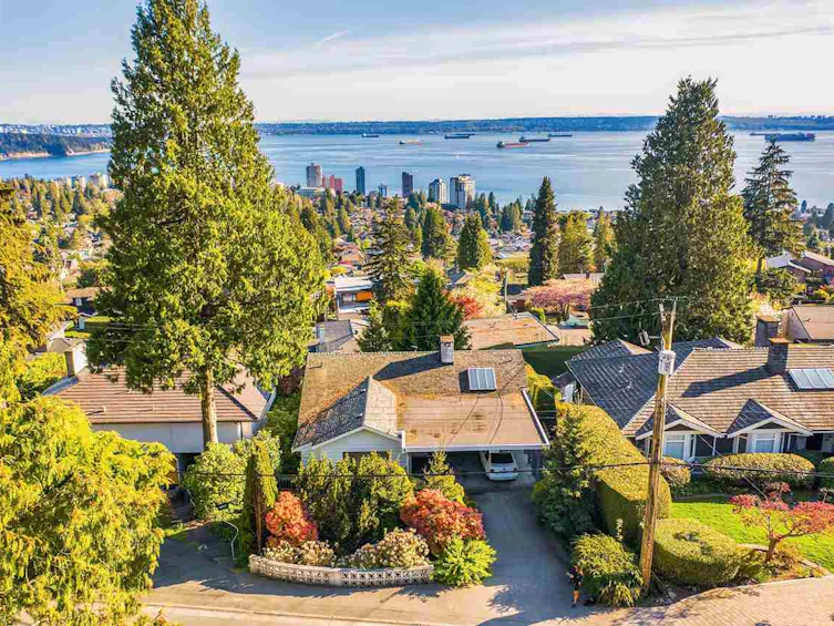 2230 Queens Avenue, West Vancouver, BC, V7V 2Y3