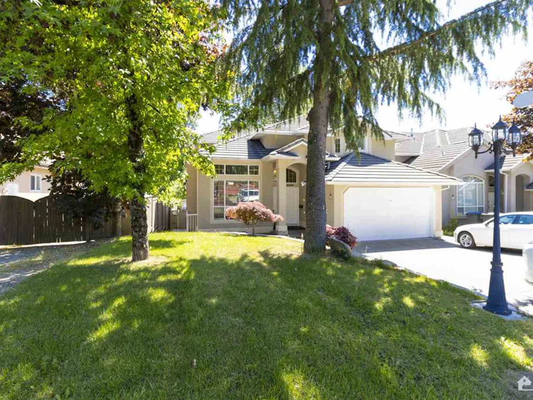 15240 82 Avenue, Surrey, BC, V3S 9B4