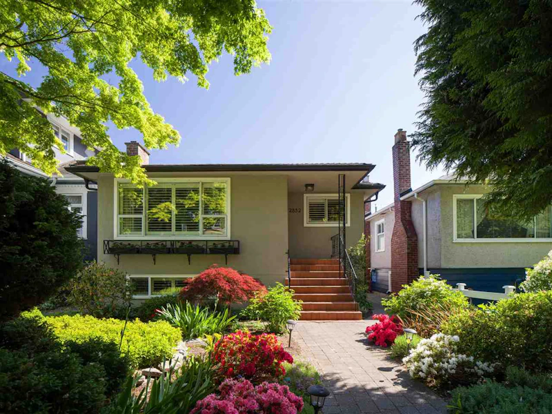 2852 W 14th Avenue, Vancouver BC V6K 2X4