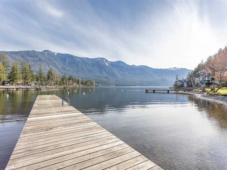 206 Lakeshore Drive, Cultus Lake, BC, V2R 5A1