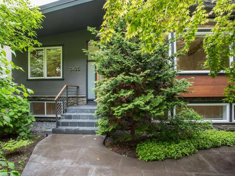 2425 W 13th Avenue, Vancouver BC V6K 2S7