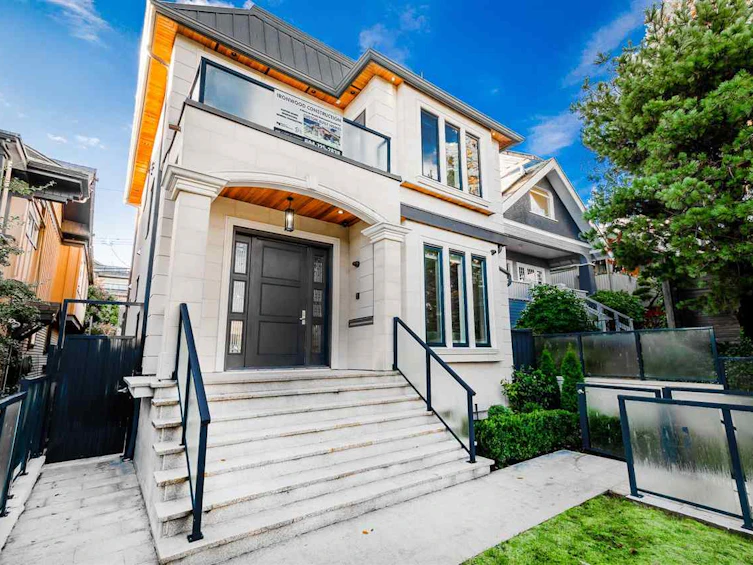 3872 W 10th Avenue, Vancouver, BC, V6R 2G7