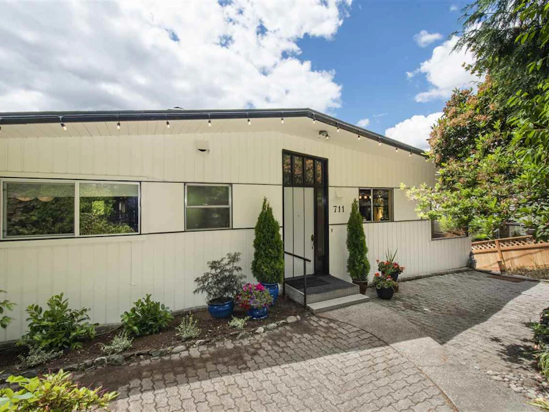 711 Montroyal Boulevard, North Vancouver BC V7R 2G4