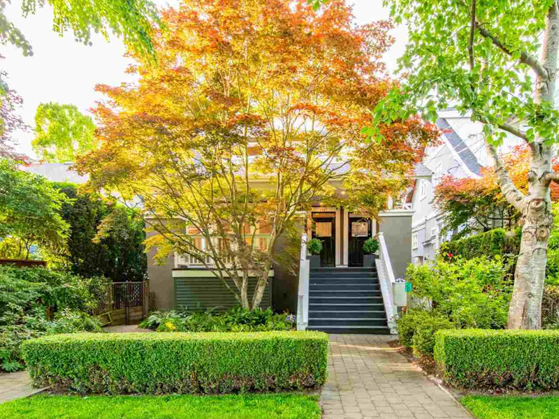 2587 W 8th Avenue, Vancouver BC V6K 2B3