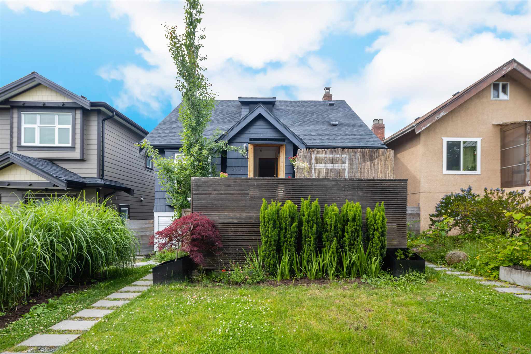 2565 E Pender Street, Vancouver, BC, V5K 2B4