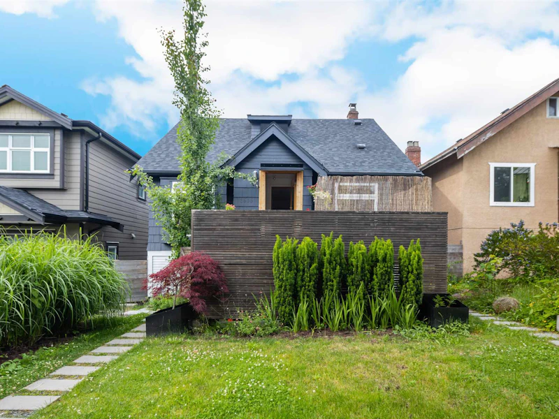 2565 E Pender Street, Vancouver BC V5K 2B4