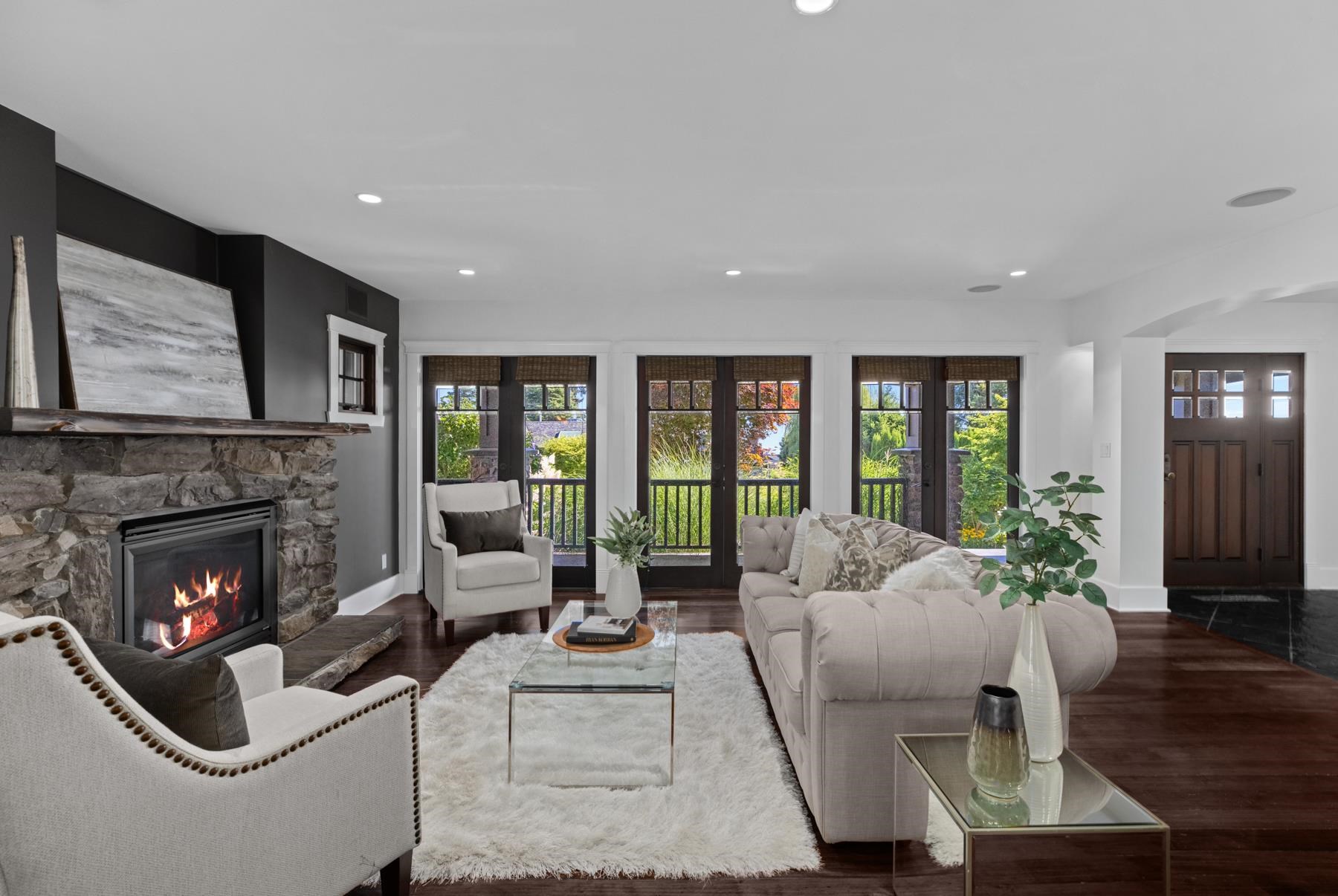240 Holyrood Road, North Vancouver, BC, V7N 2R5