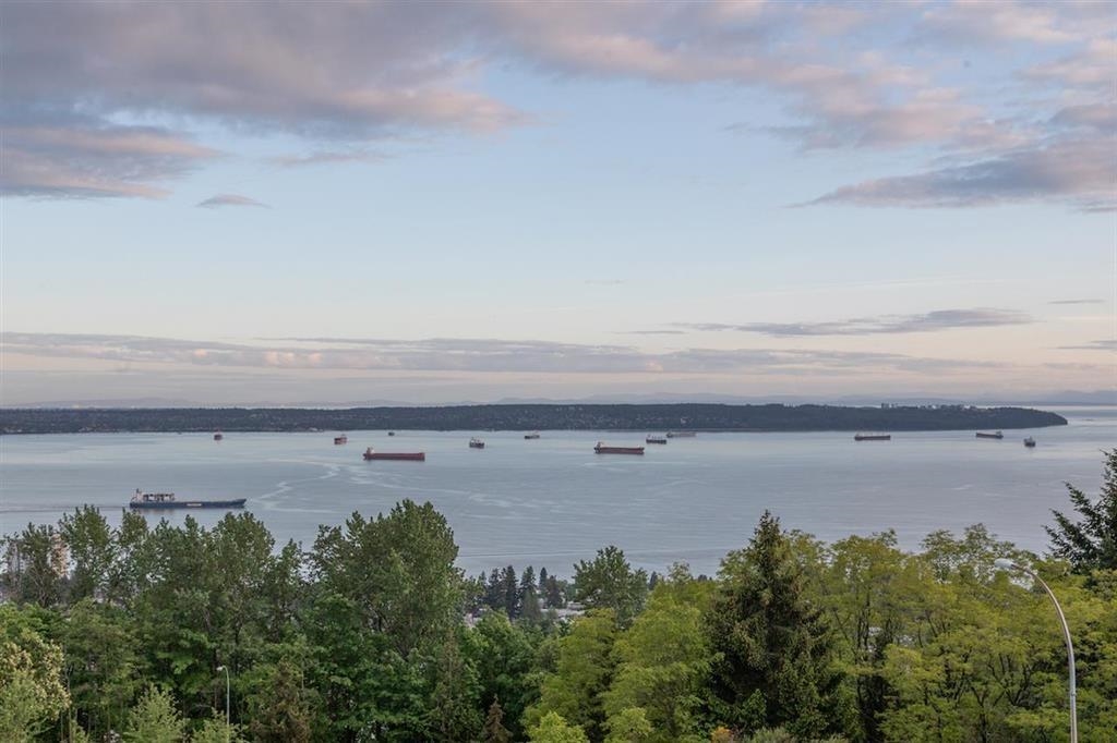 1-2206 Folkestone Way, West Vancouver, BC, V7S 2X7